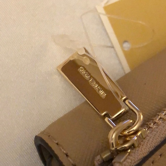 Michael Kors Greenwich Medium Envelope Leather Trifold Wallet Color Camel NWT - Picture 9 of 16